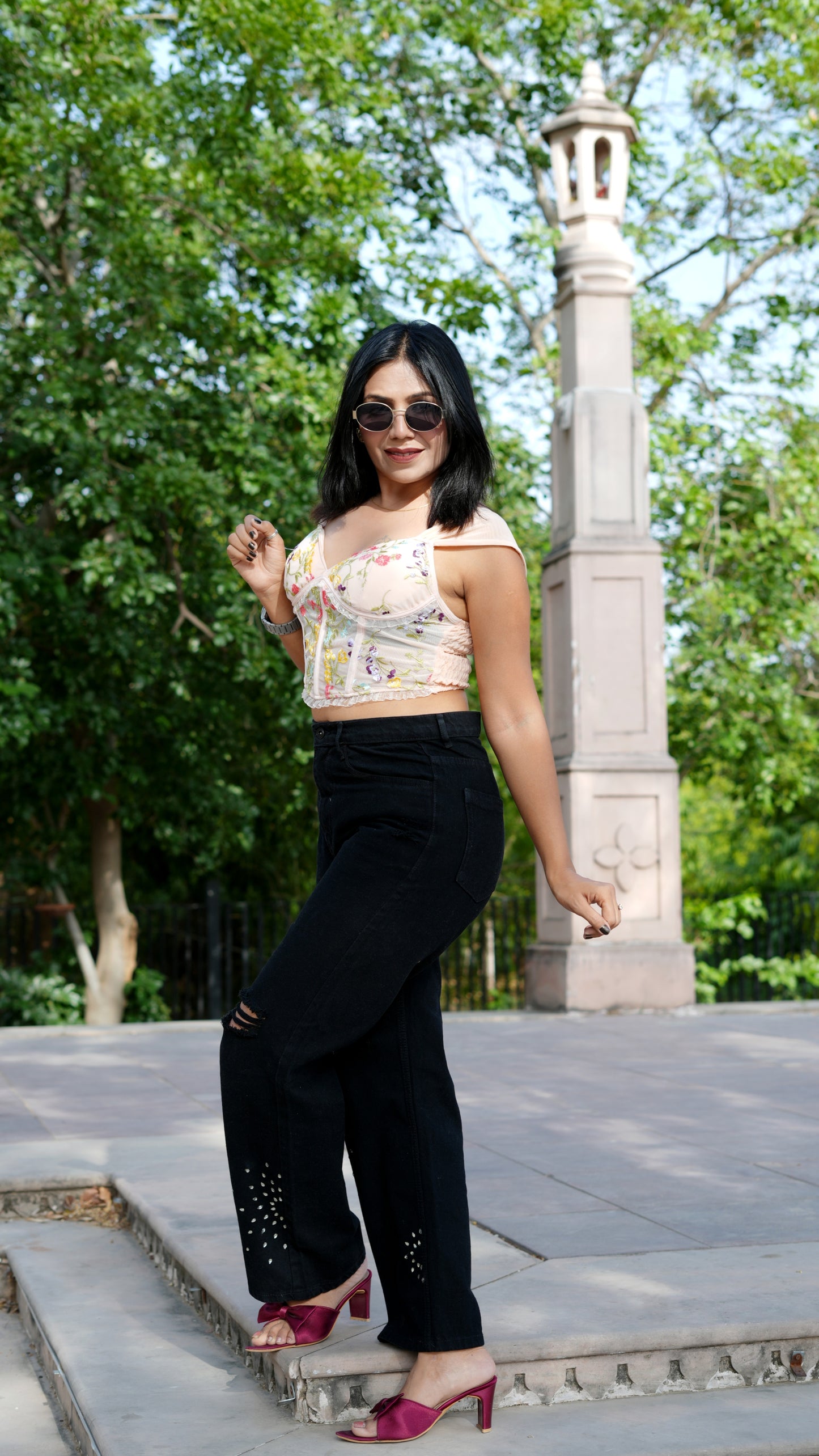 Woman Wide Leg Knee Cut Embellished Jeans