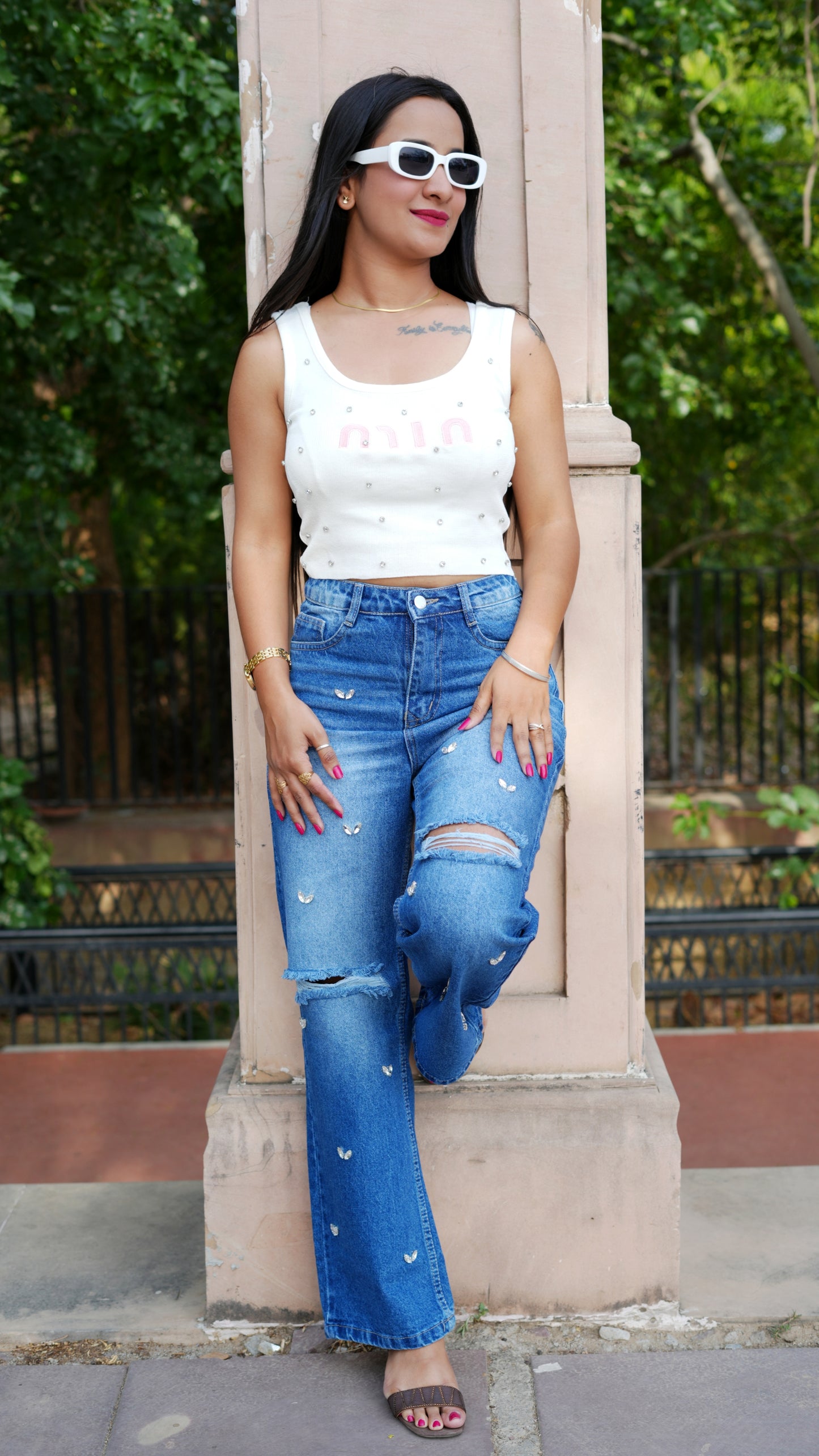 Woman Stone Embellished Straight Fit Rugged Jeans